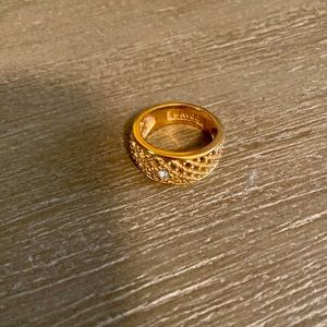 Gold ring. Size 7.